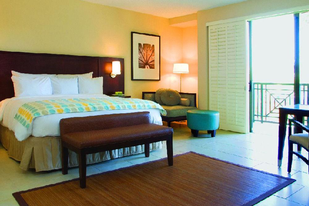 ホテル Pier Sixty-Six フォート・ローダーデール エクステリア 写真 A bedroom at the Hilton Los Cabos