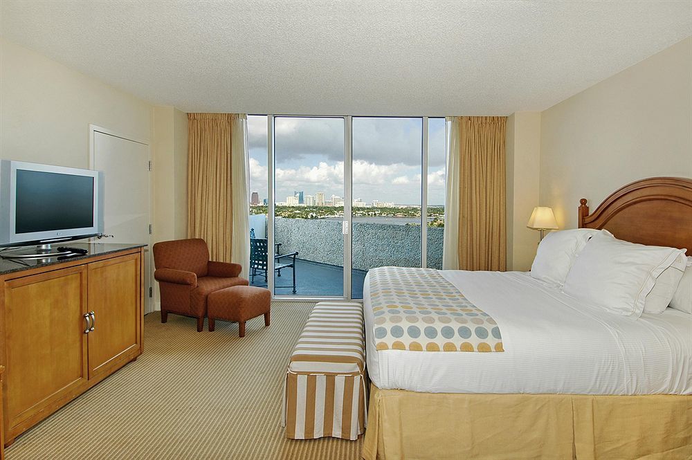 ホテル Pier Sixty-Six フォート・ローダーデール エクステリア 写真 A typical guest room at the Hilton San Diego Bayfront