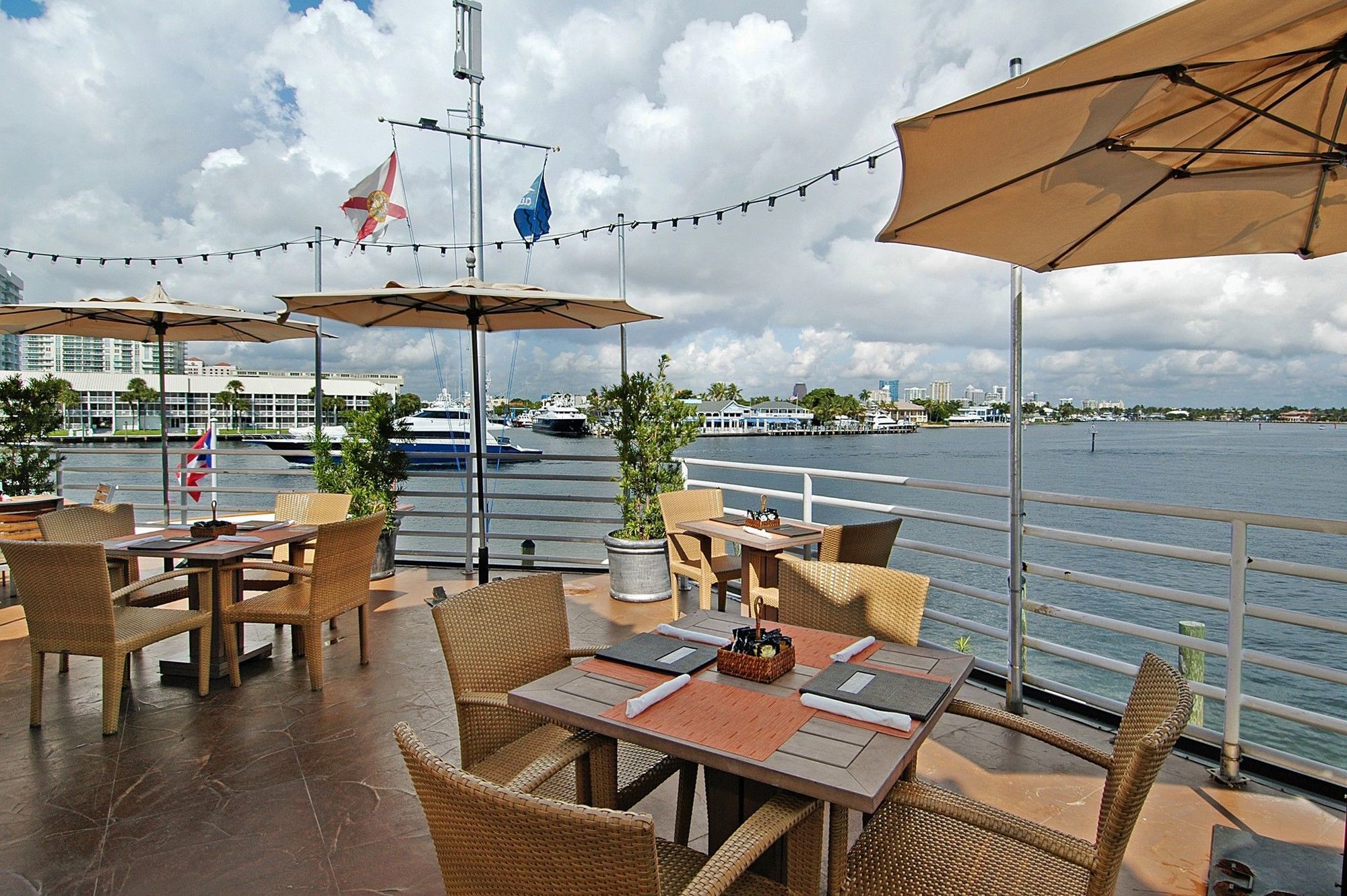 ホテル Pier Sixty-Six フォート・ローダーデール エクステリア 写真 The Deck at Island Gardens