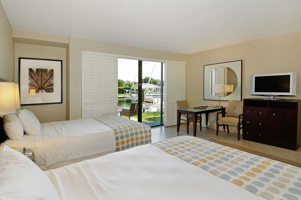 ホテル Pier Sixty-Six フォート・ローダーデール エクステリア 写真 A typical room at the Hilton Boca Raton Resort